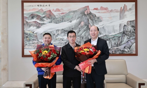 桐乡市委书记于会游慰问南宫电子游戏劳模工匠
